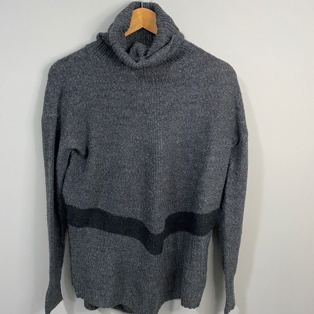 Camber & Grace Women's Light Knit Long Sleeve Gray Turtleneck Sweater Size Small